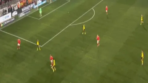 乌加特长传失误，球队险些遭遇险情